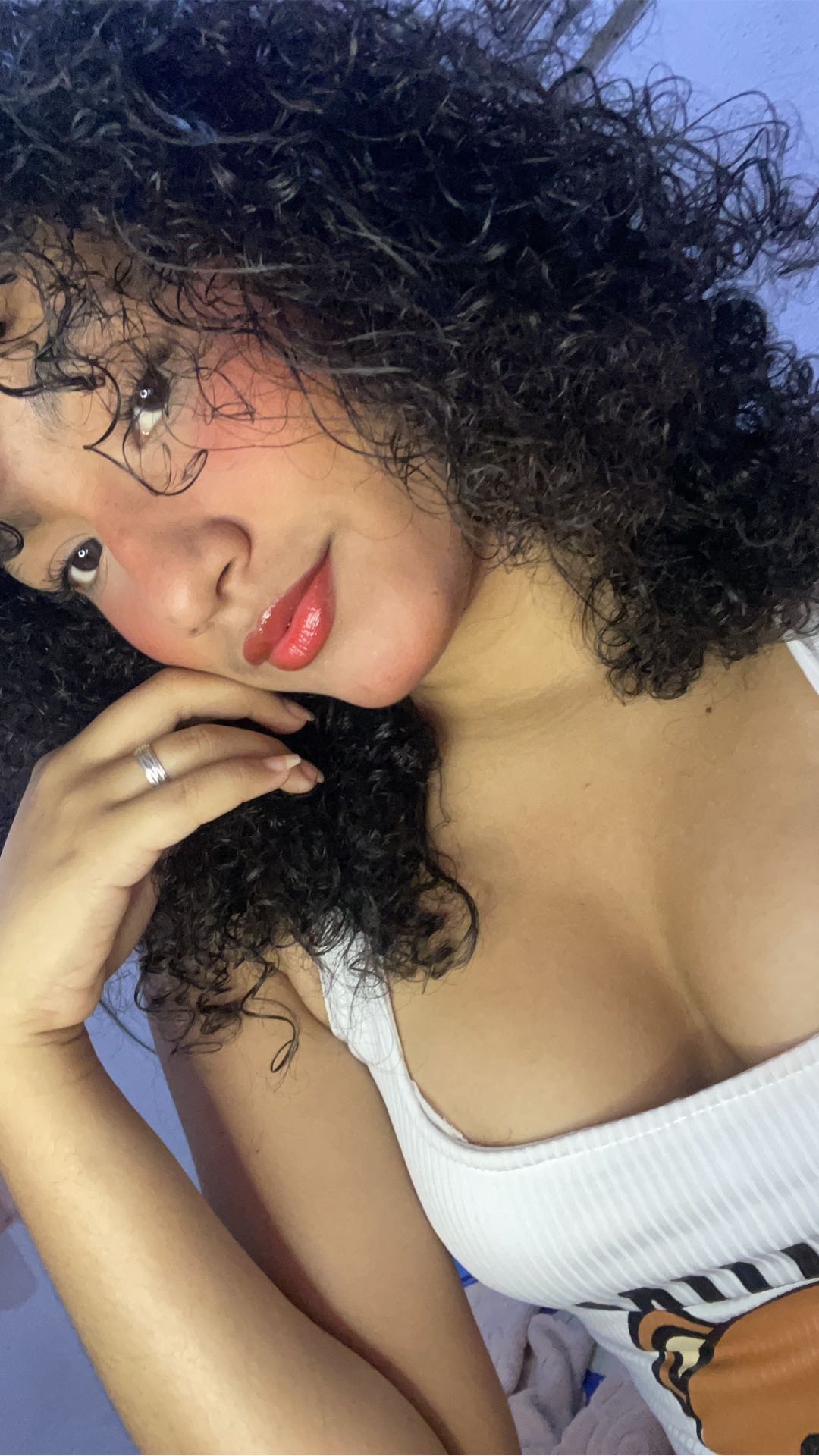 Portrait of a woman on Flirtify
